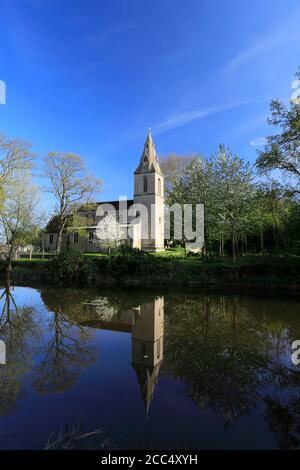 St Remigus Church, fiume Nene, Water Newton Village, Cambridgeshire; Inghilterra, Regno Unito Foto Stock