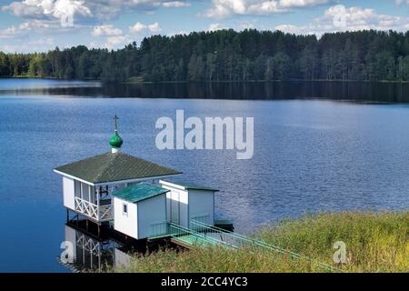 Russia, regione di Leningrado il 12 agosto 2020. La Santa Trinità Alexander Svirsky monastero maschile nel villaggio di Sloboda Vecchia. Bagno Santo Foto Stock