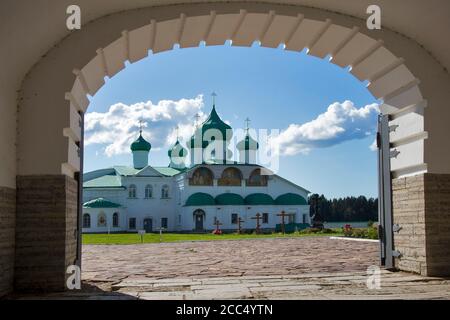 Russia, regione di Leningrado il 12 agosto 2020. La Santa Trinità Alexander Svirsky monastero maschile nel villaggio di Sloboda Vecchia. Foto Stock