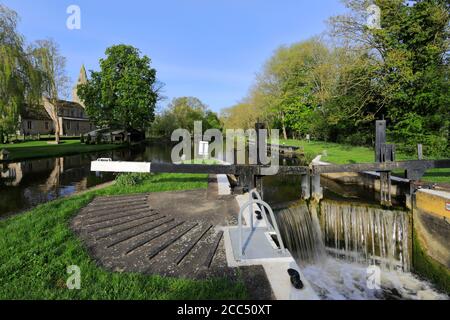 St Remigus Church, fiume Nene, Water Newton Village, Cambridgeshire; Inghilterra, Regno Unito Foto Stock