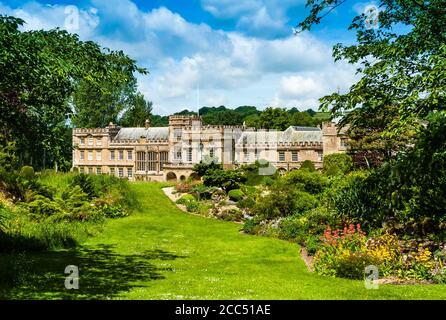 Giardini dell'abbazia di Forde a Dorset in un giorno d'estate. Foto Stock