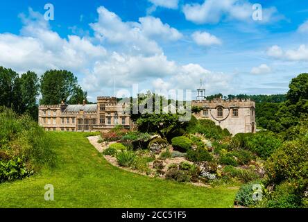 Giardini dell'abbazia di Forde a Dorset in un giorno d'estate. Foto Stock