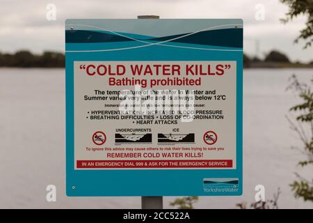 Vista del cartello di avvertimento ‘uccisioni di acqua fredda’ sul serbatoio di Ardsley Foto Stock