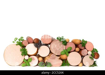 Molti tipi diversi di salsicce e prodotti a base di carne sullo scaffale del negozio. Foto Stock