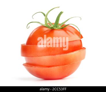 un pomodoro a fette isolato su sfondo bianco Foto Stock