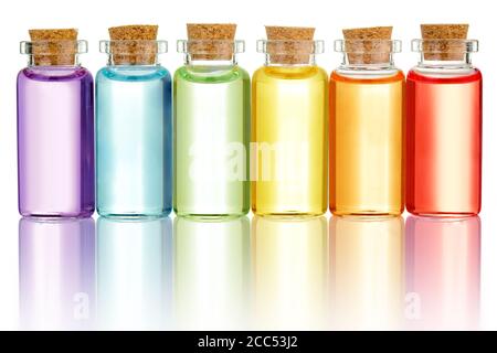 flaconi con oli essenziali colorati isolati su bianco Foto Stock