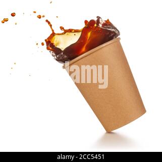 spruzzi di caffè da una tazza monouso inclinata di bianco sfondo Foto Stock