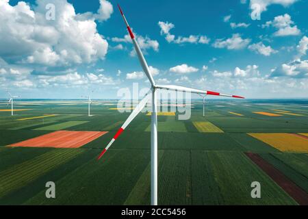 Vista aerea delle turbine eoliche nella moderna azienda eolica dal drone pov, vista ad alto angolo di innovativa tecnologia delle risorse sostenibili Foto Stock
