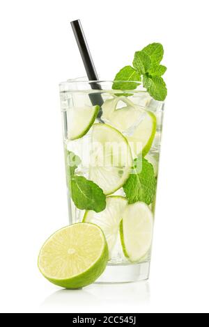 cocktail mojito in un bicchiere isolato su sfondo bianco Foto Stock