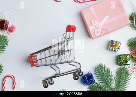 Concetto di vendita vacanze di Natale. Acquisto di regali per l'anno nuovo Foto Stock