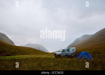 Una Land Rover e campeggio selvaggio spot in Scozia Foto Stock