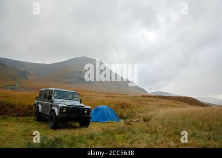 Una Land Rover e campeggio selvaggio spot in Scozia Foto Stock