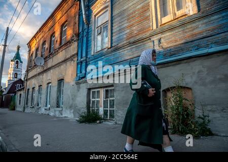 Ryazan, Russia. 31 luglio 2020 Vista dell'edificio in via Sennaya e il Campanile di Boris e la Cattedrale di Gleb nel centro della città di Ryazan, Russia Foto Stock