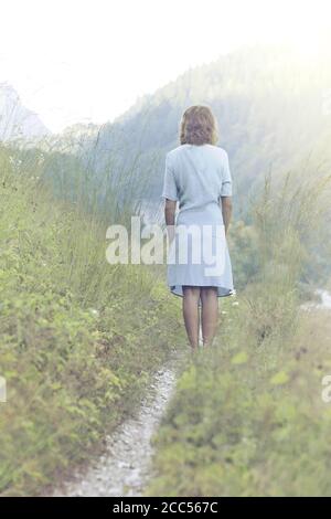 donna che cammina attraverso la natura incontaminata Foto Stock
