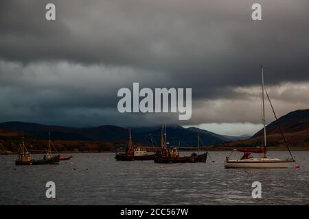 Barche ancorate a Loch Brok con una tempesta in alto, Ullapool, Scozia Foto Stock