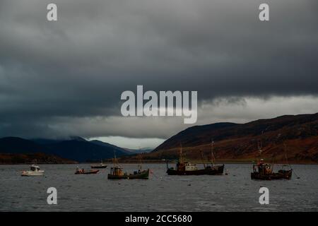 Barche ancorate a Loch Brok con una tempesta in alto, Ullapool, Scozia Foto Stock