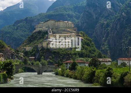 Bard, Italia - Forte Bard, un complesso fortificato costruito nel 19 ° secolo dalla Casa di Savoia tra le Alpi e sul fiume Dora Baltea Foto Stock