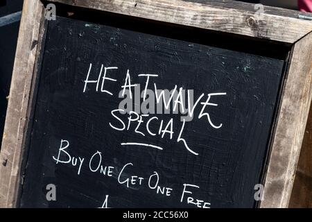 La lavagna dei pub dice 'Heatwave Special', Londra, Regno Unito Foto Stock