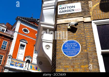 Placca blu per Sir Hiram Maxim su Hatton Garden, Londra, Regno Unito Foto Stock
