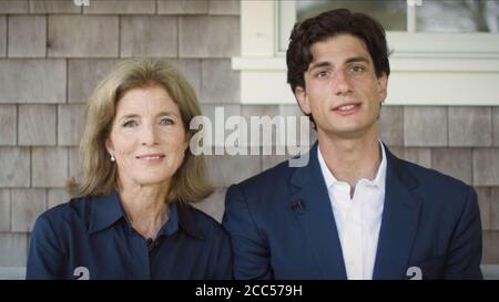 In questa immagine del video feed della Convenzione Nazionale Democratica, Caroline Kennedy, ex Ambasciatore degli Stati Uniti in Giappone e figlia del Presidente degli Stati Uniti John F. Kennedy, ha lasciato, E suo figlio, Jack Schlossberg, nipote del presidente Kennedy, a destra, fanno le osservazioni sulla seconda notte della convenzione martedì, 18 agosto 2020.Credit: Convenzione nazionale democratica via CNP /MediaPunch Foto Stock