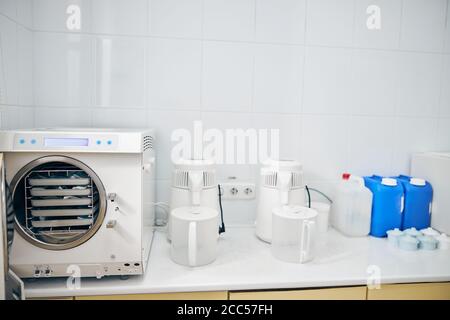 Autoclave bianca in sala di sterilizzazione in clinica Foto Stock