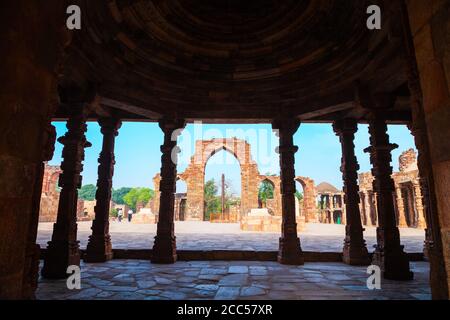 Colonna di ferro di Delhi o pilastro di Ashoka e cortile di Quwwat-ul-Islam moschea del Qutub Minar complesso in Delhi, India Foto Stock