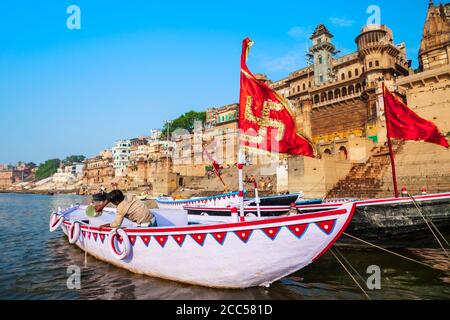 VARANASI, India - 12 Aprile 2012: barche colorate e Gange fiume nella città di Varanasi in India Foto Stock