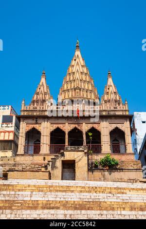 Tempio di Shiva si trova presso il fiume Gange a Varanasi city, nello stato di Uttar Pradesh, India del Nord Foto Stock