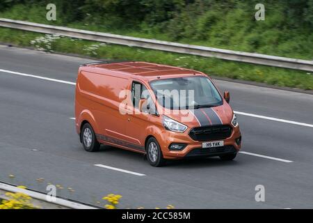 2019 Ford Transit Custom 300 Orange LCV Panel Van Diesel sulla M6 autostrada vicino Preston a Lancashire, Regno Unito. Foto Stock