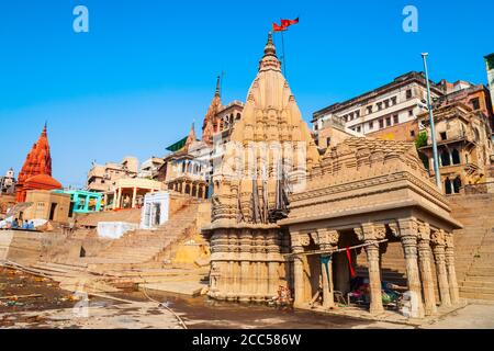 Mahadev Ratneshwar Tempio o tempio di inclinazione si trova a Varanasi in Uttar Pradesh, India del Nord Foto Stock