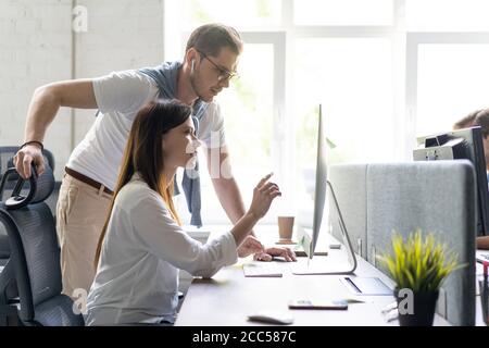 Colleghi in ufficio moderno. I project manager lavorano una nuova idea. Giovane equipaggio di lavoro che lavora con studio startup Foto Stock