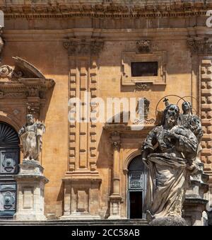 Statue degli Apostoli sulle scale della cattedrale di San Giorgio a Modica, ricostruite dopo il terremoto del 1693 in stile barocco siciliano. Foto Stock