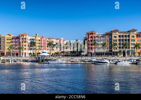 Bayfront, negozi e condomini sul lungomare, Naples, Florida, Stati Uniti d'America. Foto Stock