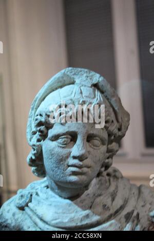 Mostre antiche nel Museo Nazionale di Alessandria - statue in marmo e pietra, libri, decorazione medievale e oggetti da tavola romani Foto Stock