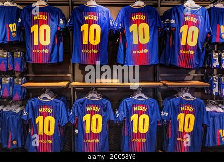 Popolari MESSI Maglia maglioni dominano il Camp Nou store, Barcelona, Spagna. Foto Stock