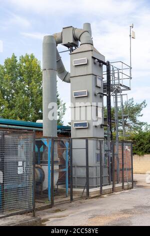 Gas di scarico della canna fumaria della torre di purificazione dell'aria presso la piccola azienda siderurgica specializzata, Calne, Inghilterra, Regno Unito Foto Stock