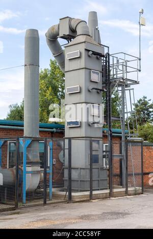 Gas di scarico della canna fumaria della torre di purificazione dell'aria presso la piccola azienda siderurgica specializzata, Calne, Inghilterra, Regno Unito Foto Stock