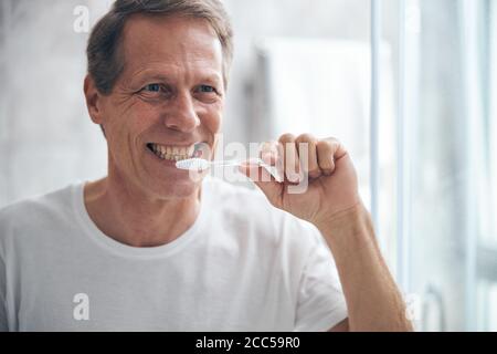 Uomo che si prende cura della sua salute orale Foto Stock