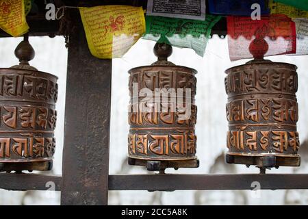 Ruote ornate di preghiera a Swayambhunath stupa Kathmandu, Nepal. Foto Stock