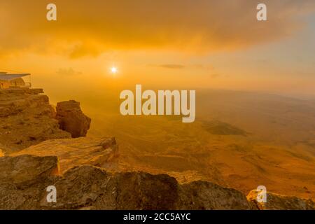 Alba vista di scogliere e paesaggio a Makhtesh (cratere) Ramon, il deserto di Negev, Israele meridionale Foto Stock