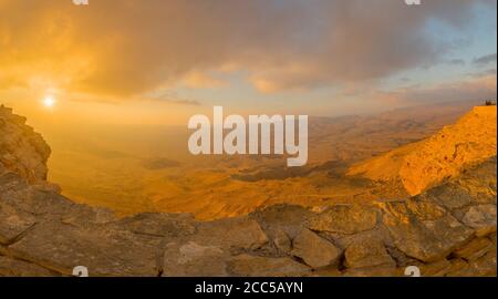Vista panoramica all'alba delle scogliere e del paesaggio a Makhtesh (cratere) Ramon, il deserto di Negev, Israele meridionale Foto Stock