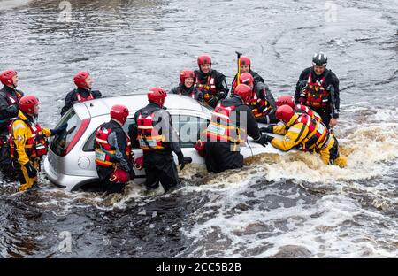 Servizi di ambulanza formazione per condizioni atmosferiche estreme/alluvioni a Tees Barrage a Stockton su Tees. REGNO UNITO Foto Stock