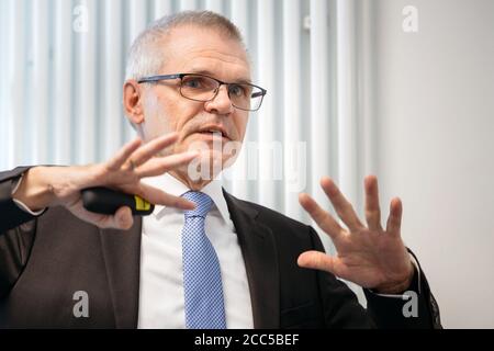 Erfurt, Germania. 19 agosto 2020. Dirk Ellinger, Managing Director di DEHOGA Turingia, presenta i risultati di un recente sondaggio sull'industria dell'ospitalità Turingia in una conferenza stampa. Credit: Michael Reichel/dpa-Zentralbild/dpa/Alamy Live News Foto Stock