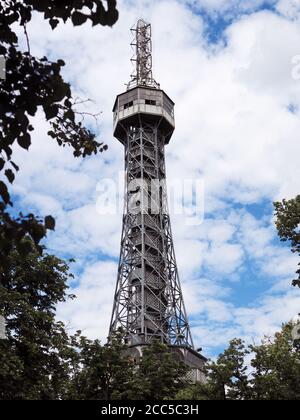 la torre di ferro si affacciava sulla collina di Petrin, Praga, repubblica Ceca Foto Stock