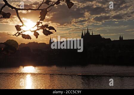 Vista del Castello di Praga e del fiume Moldava dal lungomare di Smetana, Praga, Repubblica Ceca Foto Stock