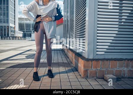 Atleta caucasico che soffre di sforzo muscolare addominale Foto Stock