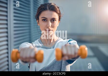 Allenati con i pesi per i giovani atleti Foto Stock