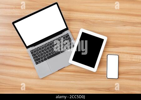 Flatlay di laptop, telefono cellulare e tablet con schermo vuoto Foto Stock