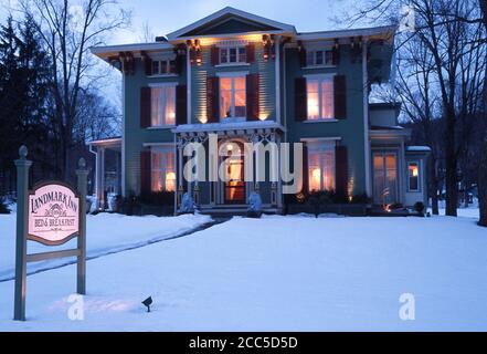 Maestoso Victorian Inn con nevicate invernali in Cooperstown è accogliente di notte, New York, Stati Uniti d'America Foto Stock