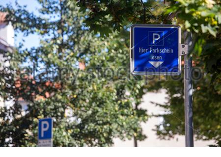 Un cartello blu nella città di Coburg che indica dove le persone devono pagare i loro biglietti . Foto Stock